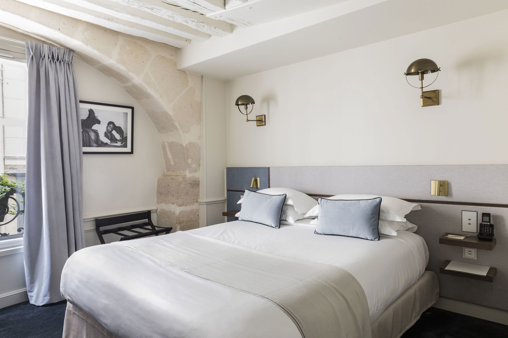 أغطية فراش متميزة وميني بار وخزنة داخل الغرفة وطراز فريد لكل وحدة