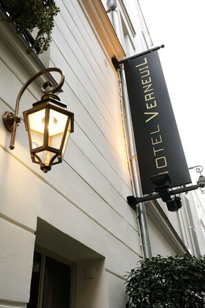 A hotel sign with the name "HOTEL VERVEUIL" mounted on a building.