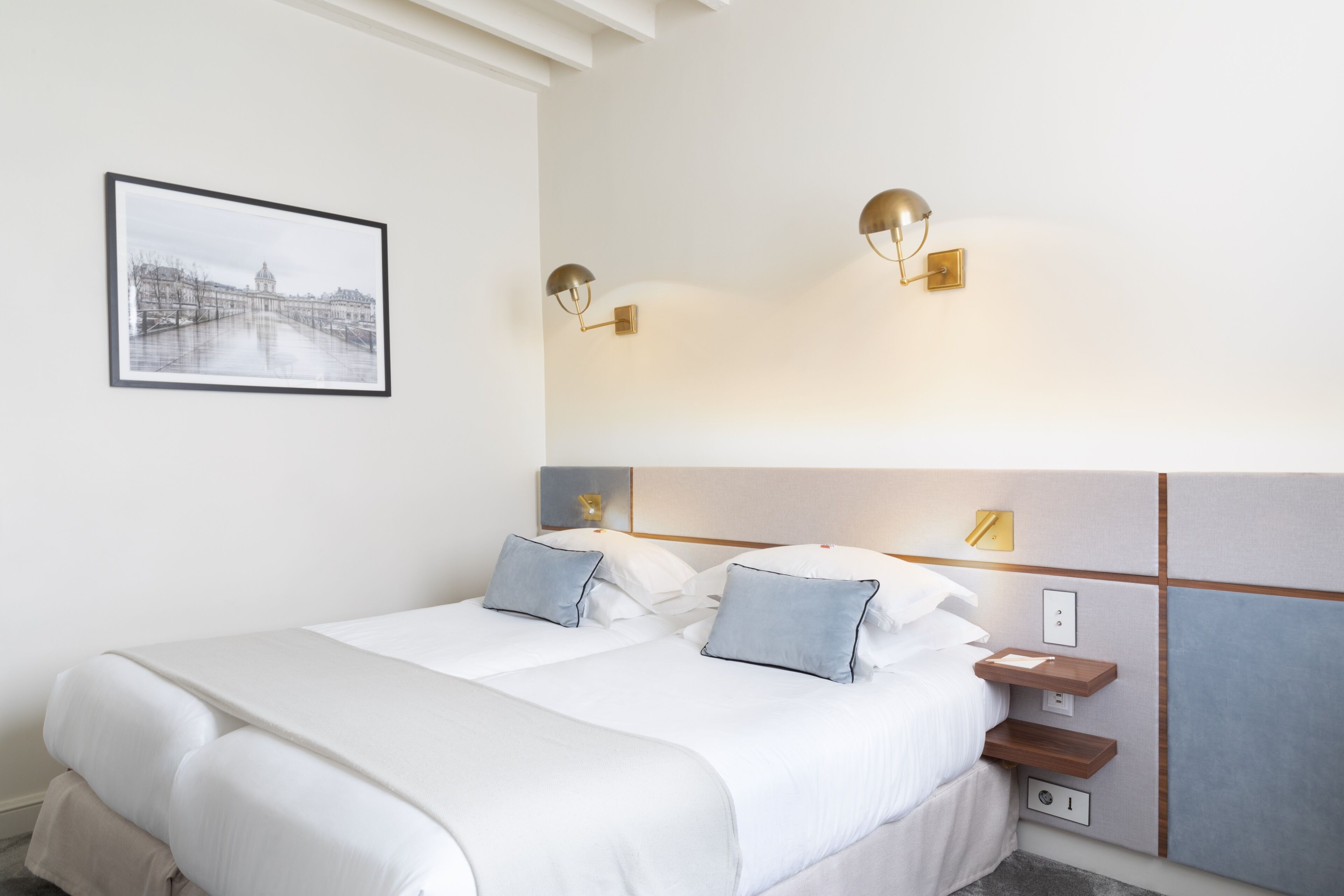 2 bedrooms, premium bedding, minibar, in-room safe