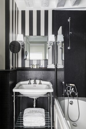 Shower, rainfall showerhead, designer toiletries, hair dryer - Hotel Verneuil (Paris)