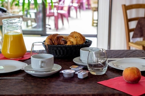 Tägliches Frühstücksbuffet gegen Gebühr