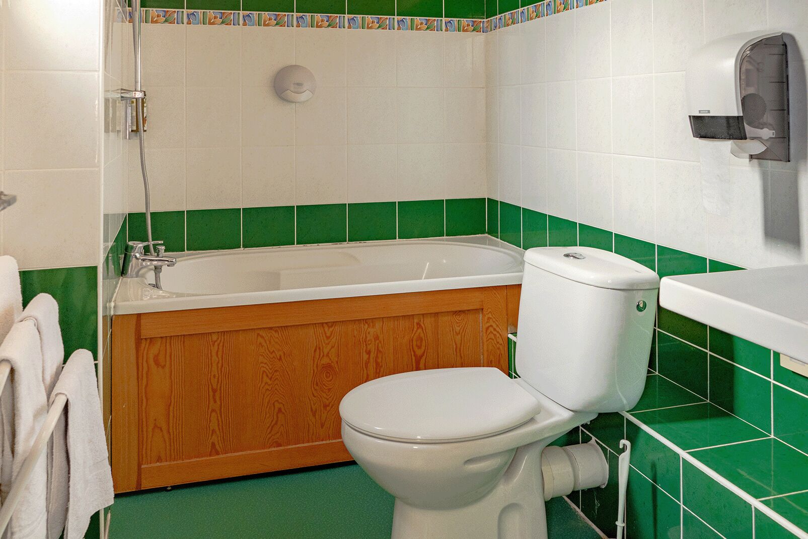 standard quadruple room, 1 bedroom, private bathroom | bathroom | free toiletries, hair dryer, towels