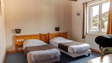 Camera Comfort con 2 letti singoli, 1 camera da letto, bagno privato | Biancheria da letto di alta qualità, copriletto in piuma
