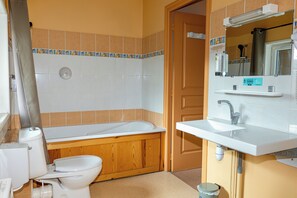 Quarto quádruplo standard, 1 quarto, banheiro privativo | Banheiro | Produtos de toalete grátis, secador de cabelo, toalhas de banho 