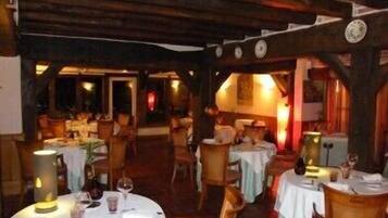Se sirven comidas, cenas y cocina regional