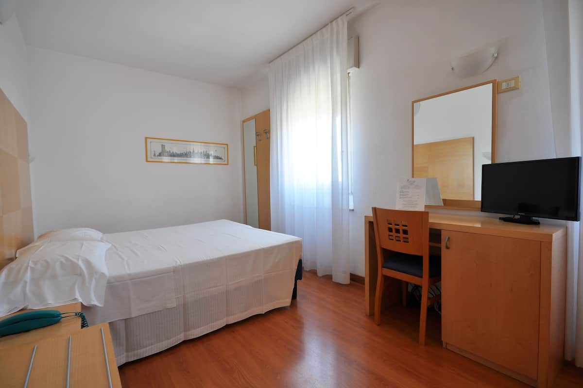 Double Room | Minibar, in-room safe, desk, cribs/infant beds