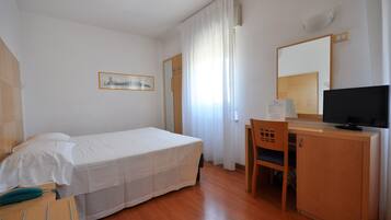 Doppelzimmer | Minibar, Zimmersafe, Schreibtisch, Babybetten