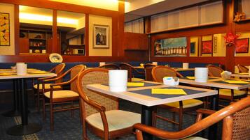 Tägliches Frühstücksbuffet (10 EUR pro Person)