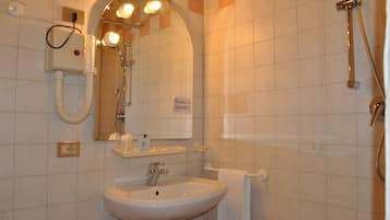 Camera singola | Bagno | Set di cortesia gratuito, asciugacapelli, bidet, asciugamani