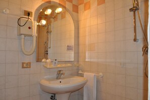 Camera singola | Bagno | Set di cortesia gratuito, asciugacapelli, bidet, asciugamani