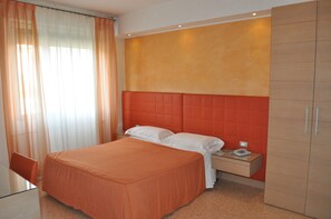 Double Room | Minibar, in-room safe, desk, cribs/infant beds - Hotel Igea (Padova)