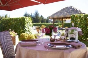 รับประทานอาหารกลางแจ้ง