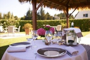 รับประทานอาหารกลางแจ้ง