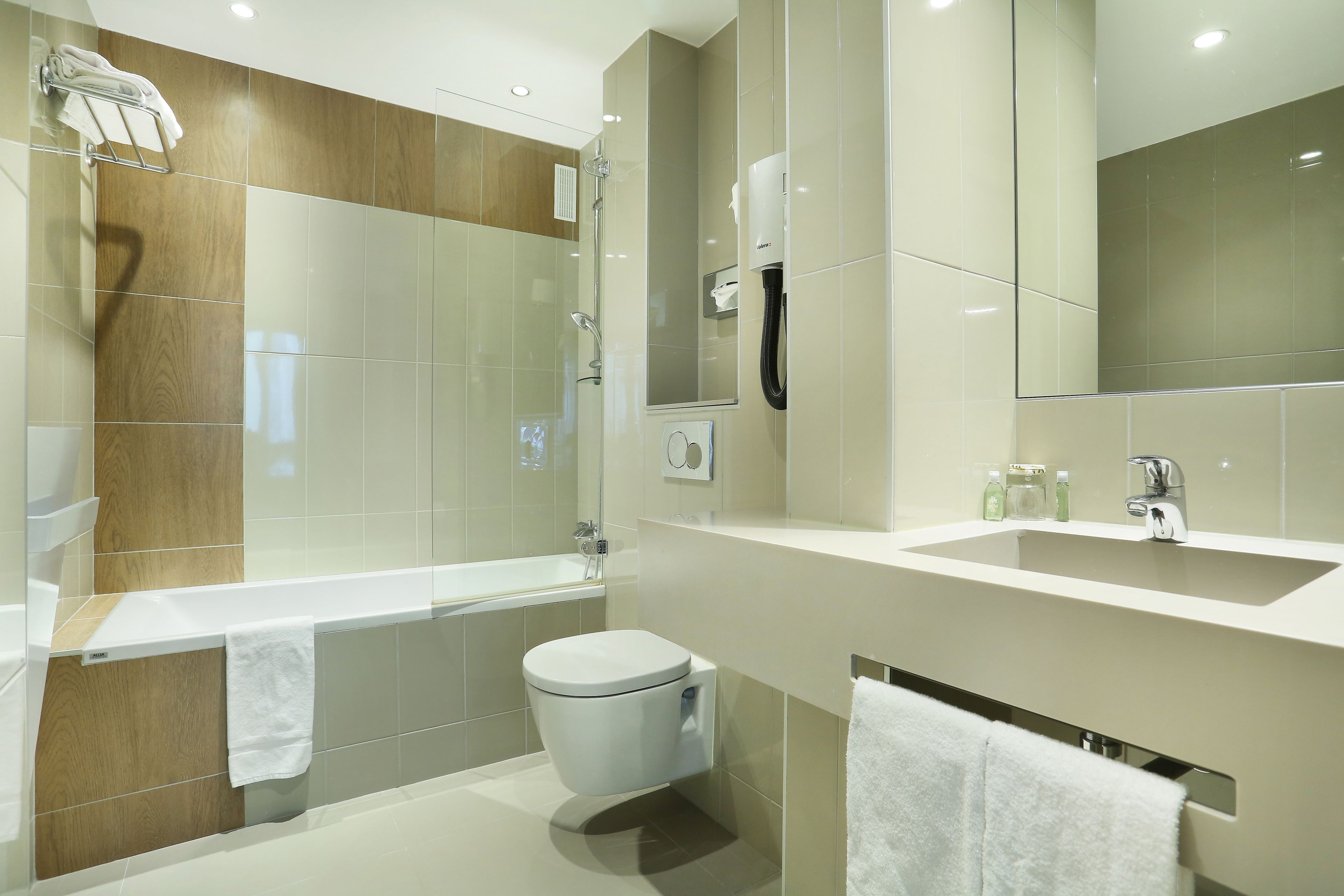 combined shower/bathtub, towels