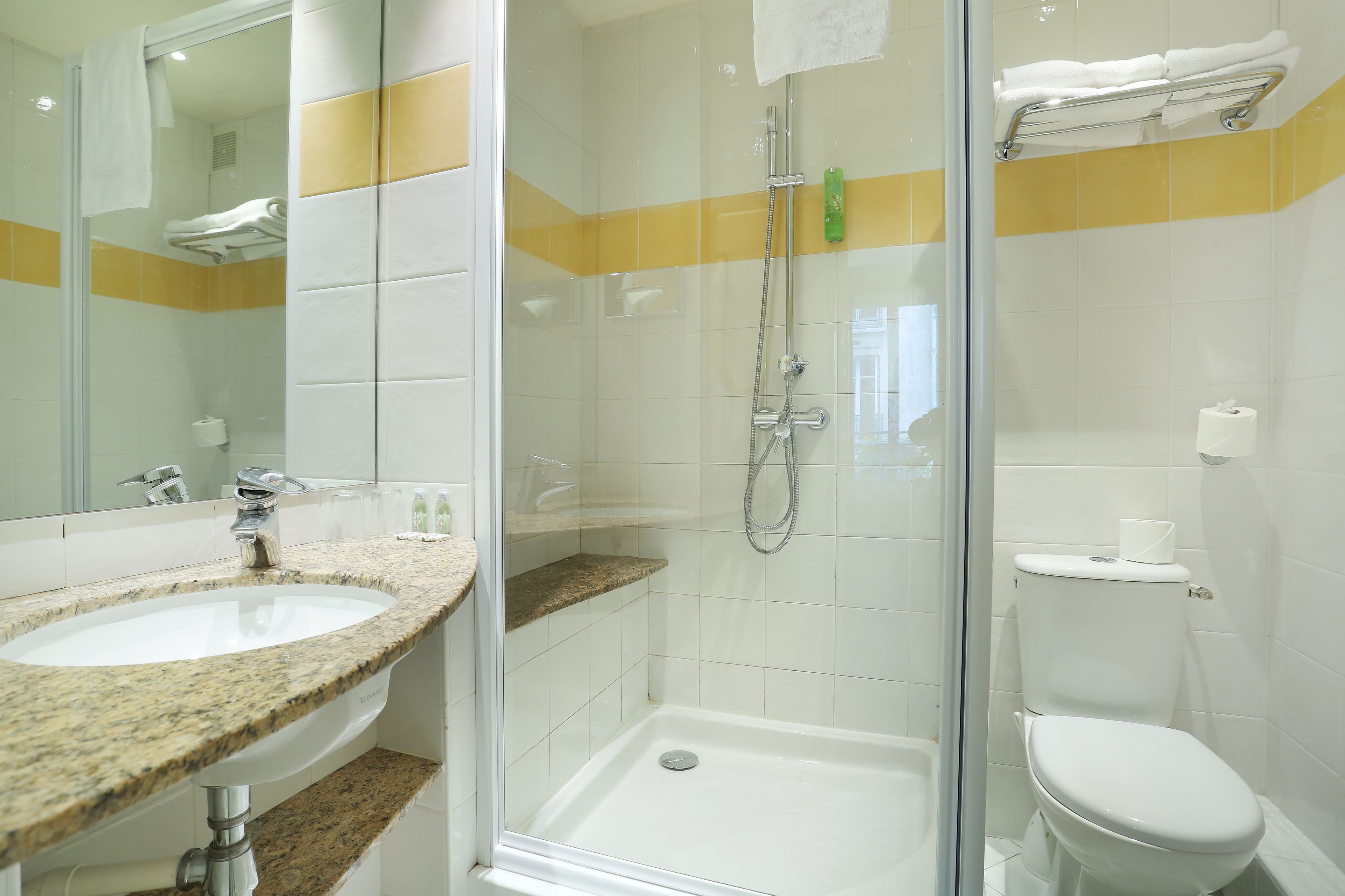 deluxe room | bathroom | combined shower/bathtub, towels