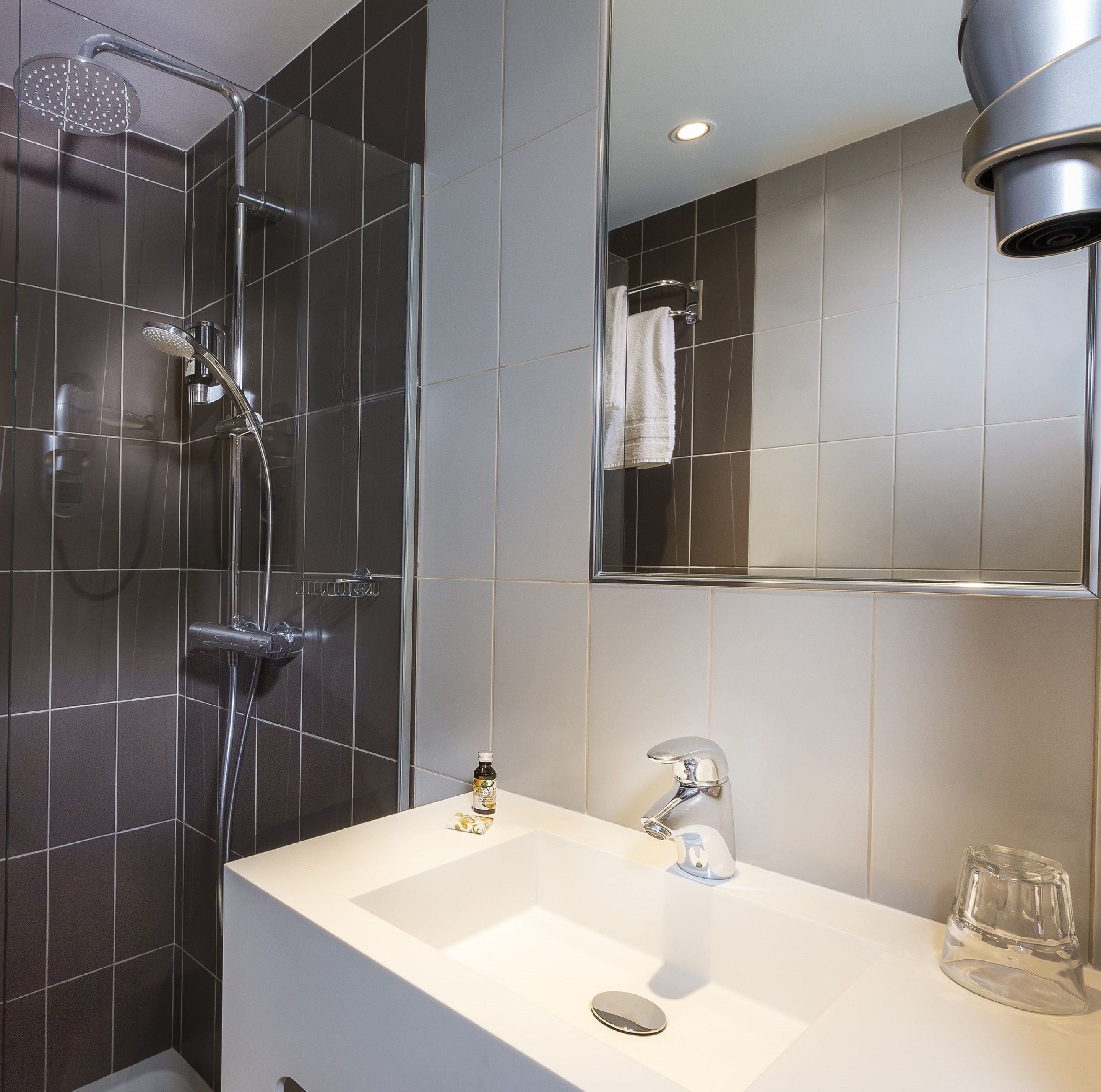 standard room | bathroom | combined shower/bathtub, towels