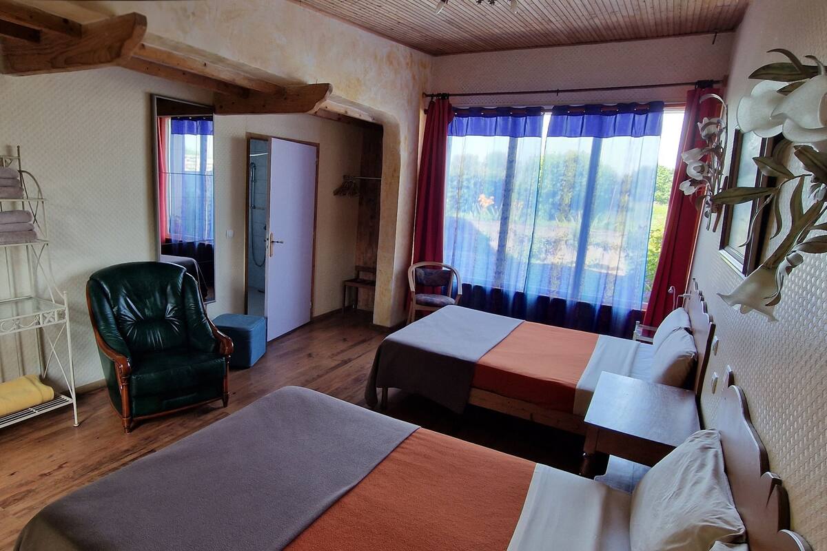 Chambre Quadruple pour personnes à mobilité réduite, bord de riviere | Màn/rèm cản sáng, phòng cách âm, truy cập Internet không dây miễn phí 