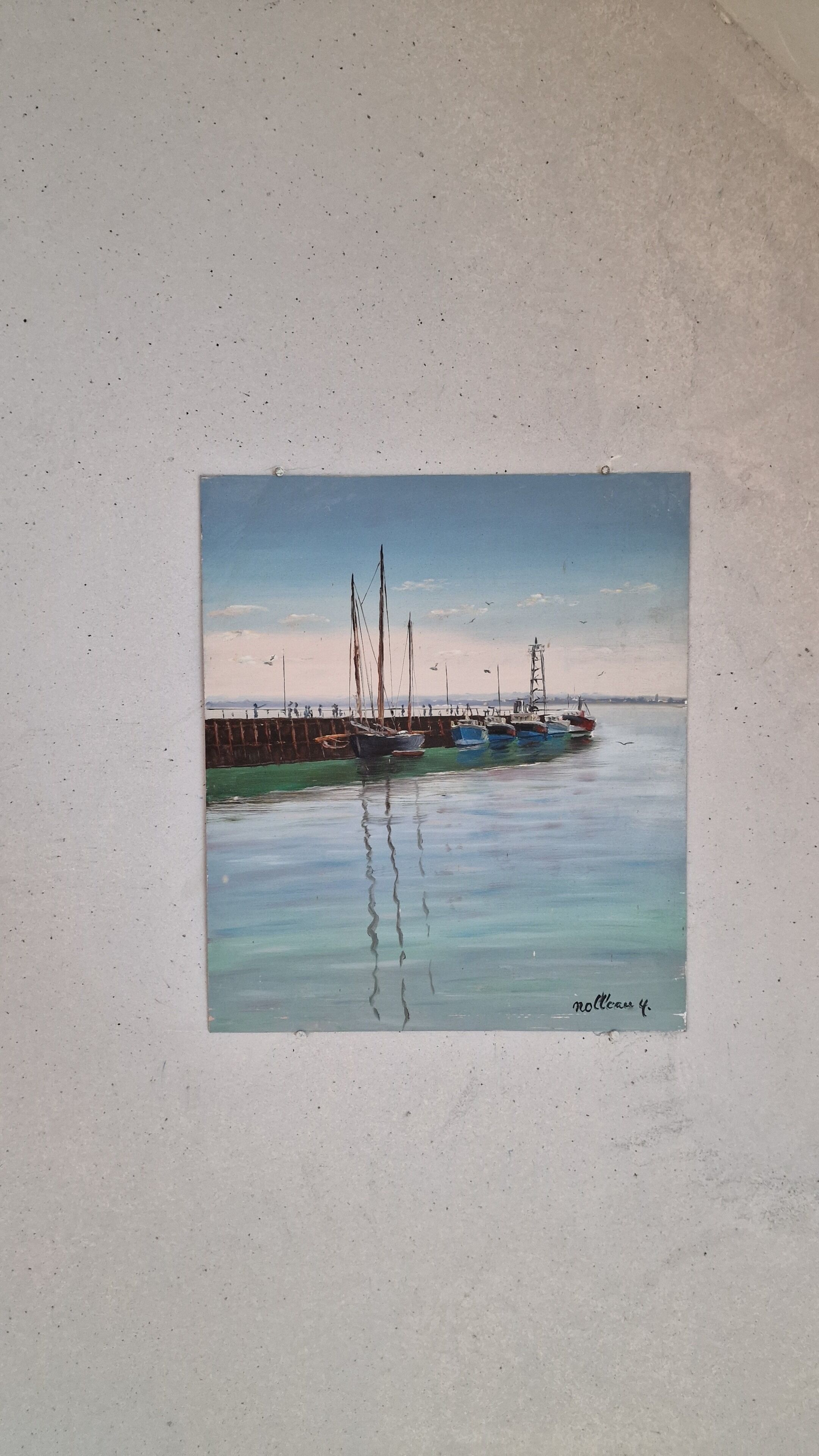Una pintura de un puerto tranquilo con barcos, un muelle y un cielo despejado.