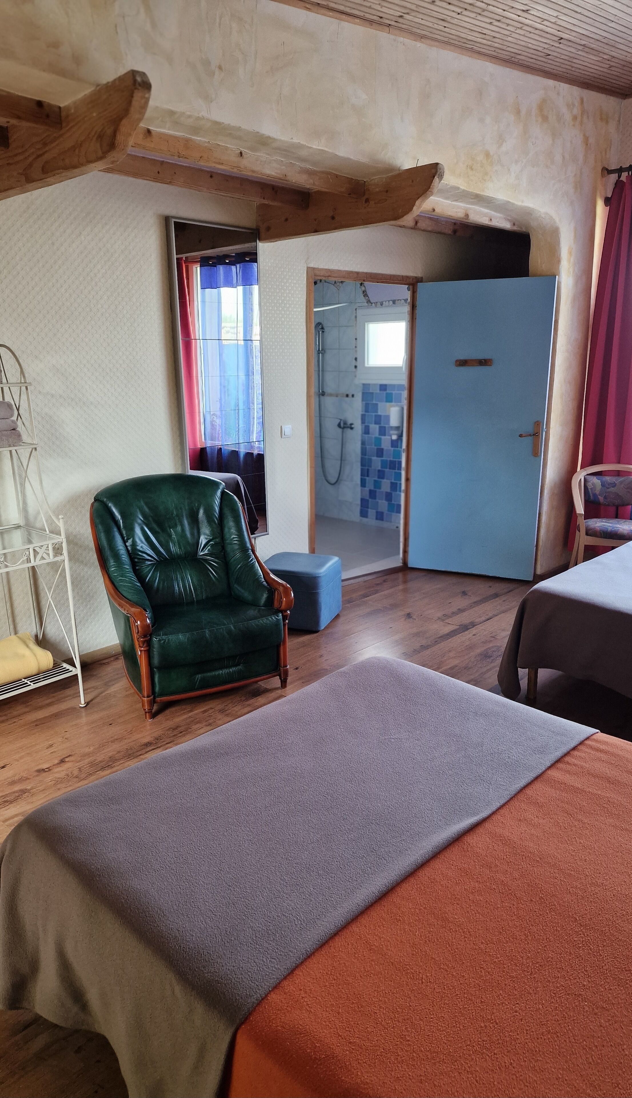 Chambre Quadruple pour personnes à mobilité réduite, bord de riviere | Cortinas opacas, sistema de insonorización, wifi gratis