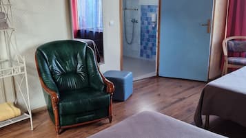 Chambre Quadruple pour personnes à mobilité réduite, bord de riviere | Cortinas opacas, sistema de insonorización, wifi gratis