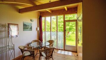 Chambre Quadruple dans le parc | Living area | Ping pong, toys, books