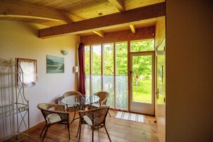 Chambre Quadruple dans le parc  | Zona de estar | Una mesa de tenis de mesa, juguetes, libros