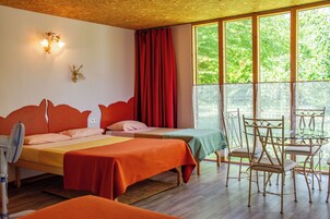 Chambre Quintuple dans le parc | Cortinas opacas, sistema de insonorización, wifi gratis