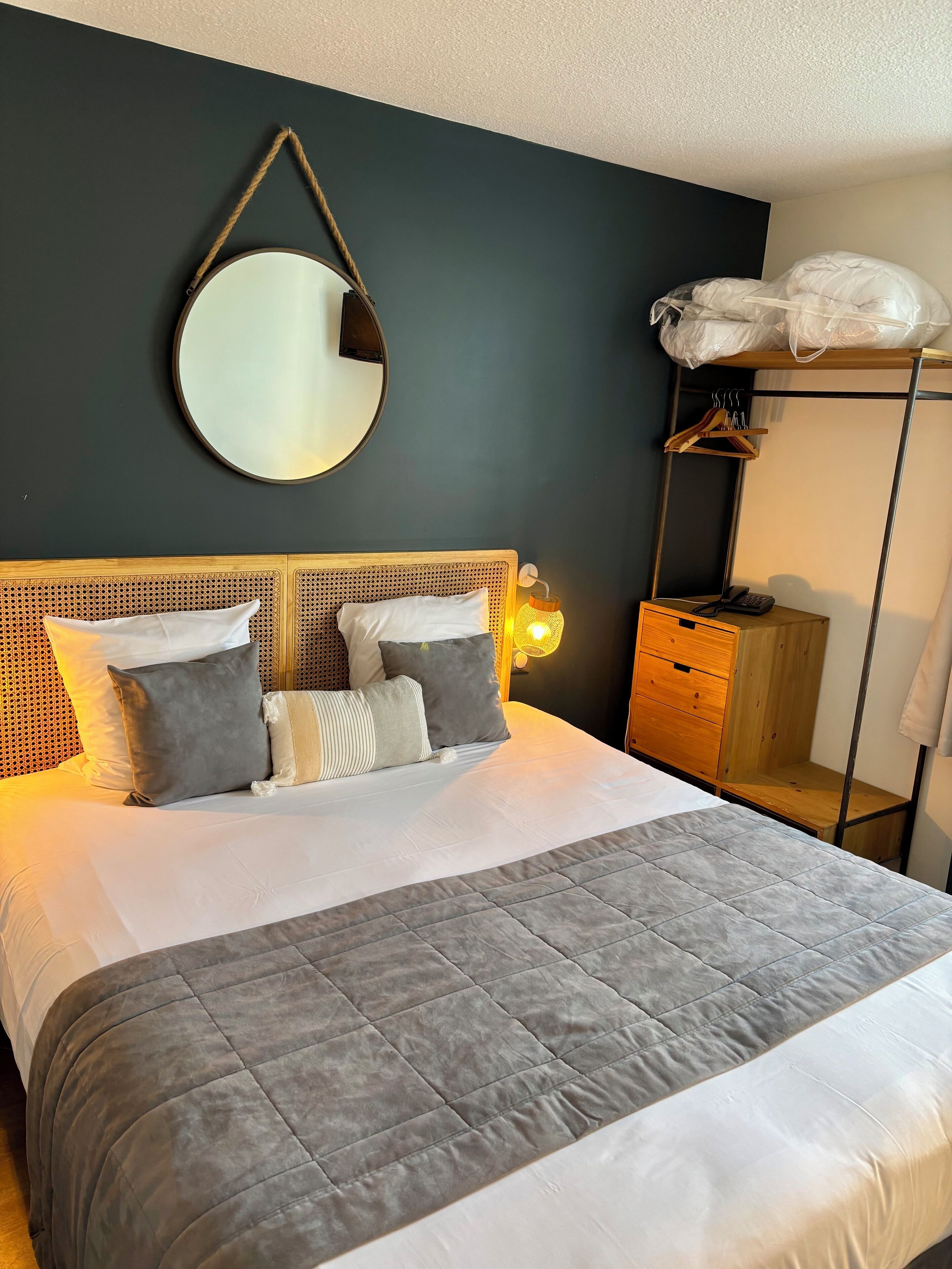 Phòng tiện nghi đơn giản | Bộ đồ giường cao cấp, bàn, phòng cách âm 