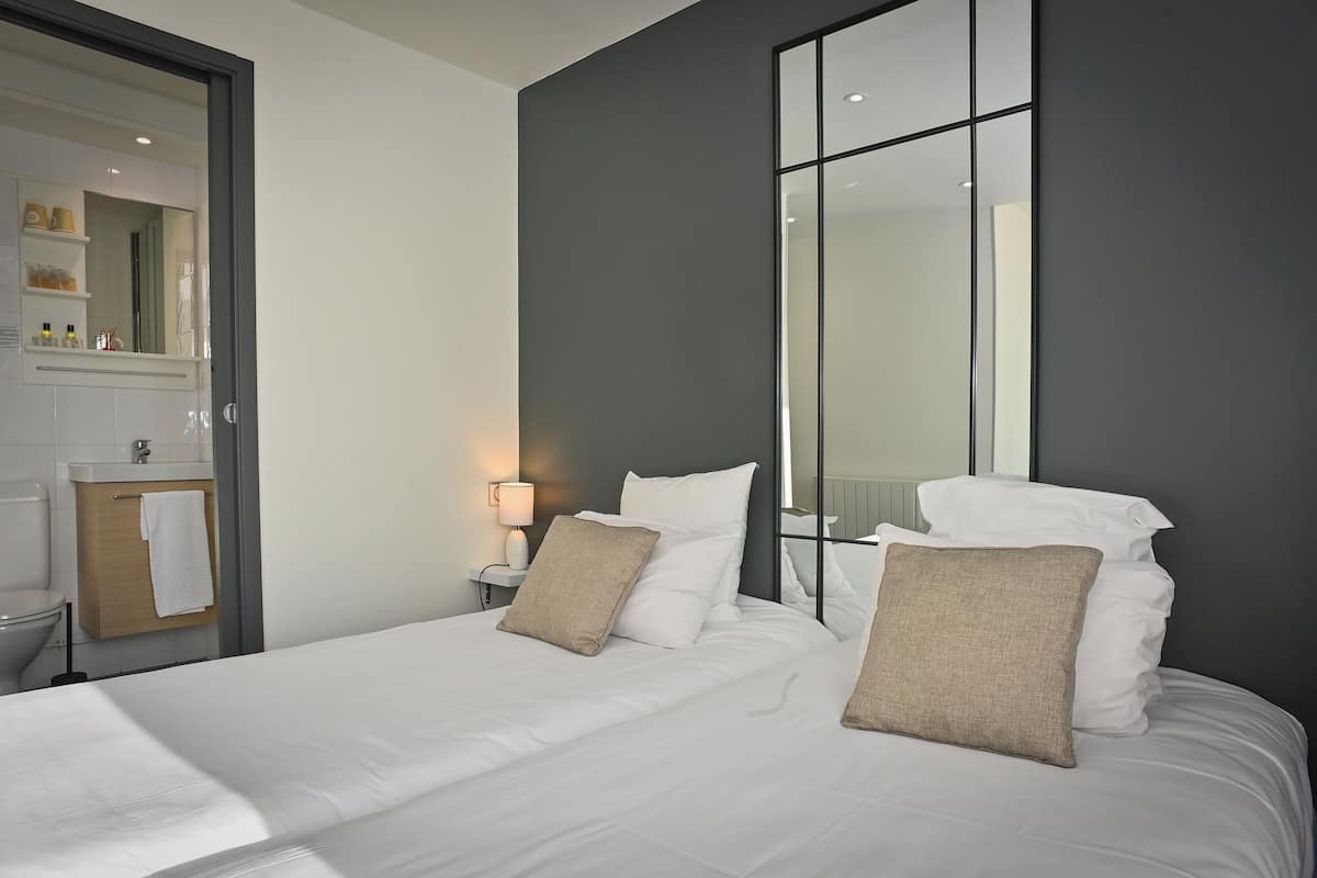 Twin Room | Peralatan tempat tidur premium, meja, kalis bunyi