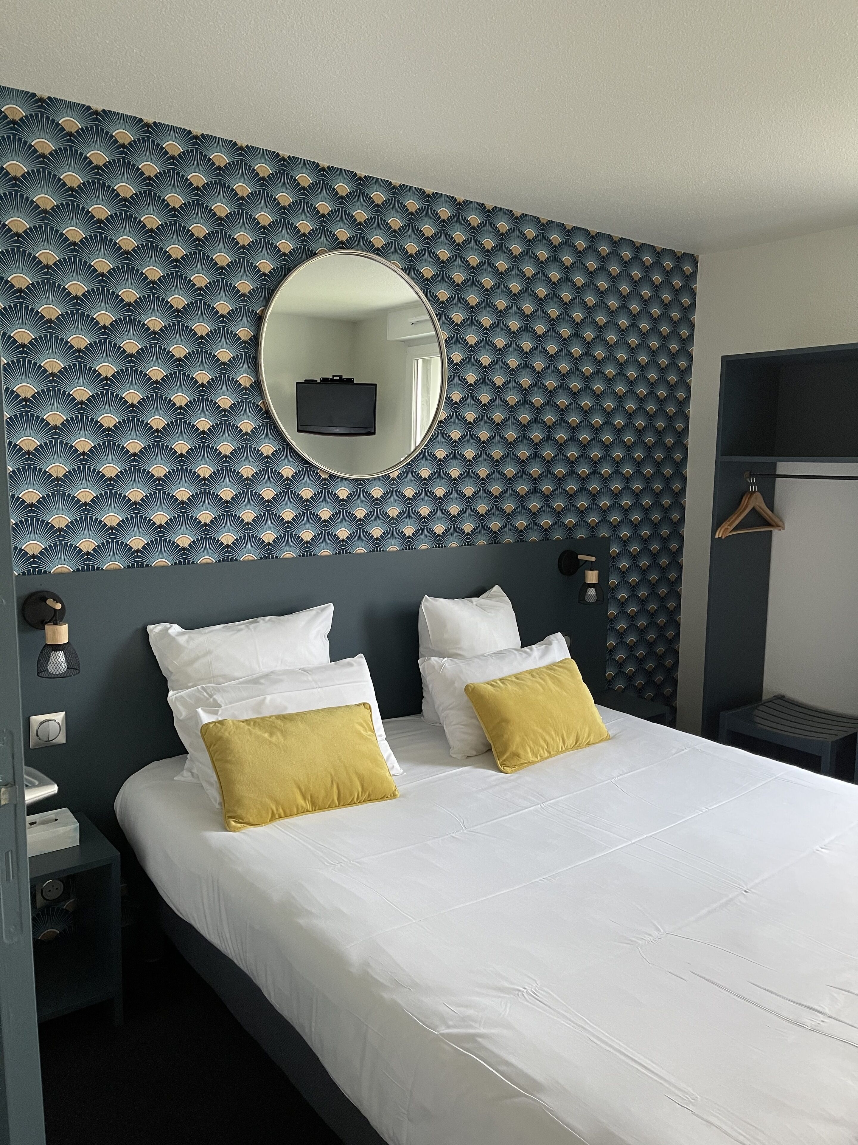 Twin kamer | Luxe beddengoed, een bureau, geluiddichte muren