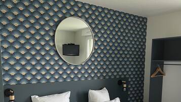 Twin kamer | Luxe beddengoed, een bureau, geluiddichte muren