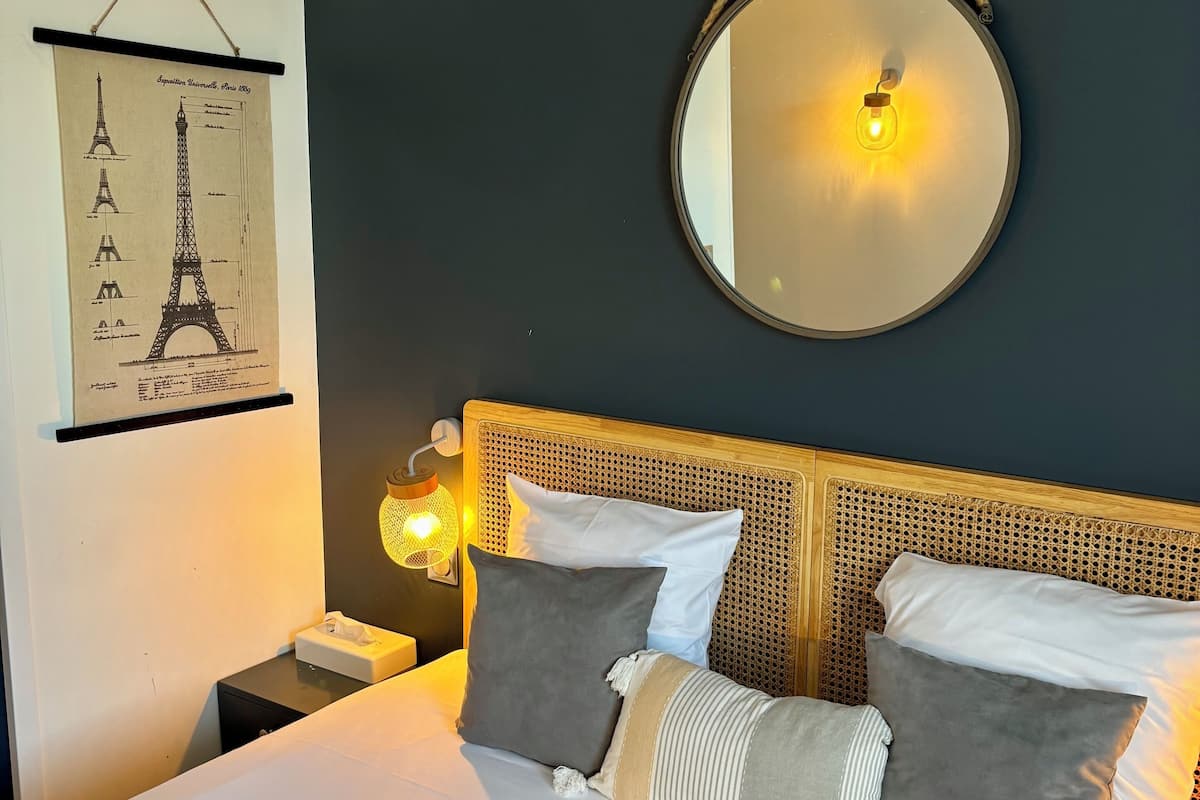 Quarto conforto | Roupas de cama premium, escrivaninha, quartos à prova de som