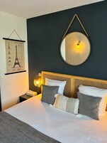 Habitación Confort | Ropa de cama de alta calidad, escritorio, sistema de insonorización