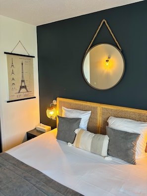 Quarto conforto | Roupas de cama premium, escrivaninha, quartos à prova de som