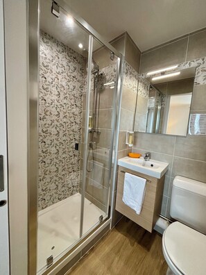 Ducha, artículos de tocador gratuitos, secador de pelo, toallas