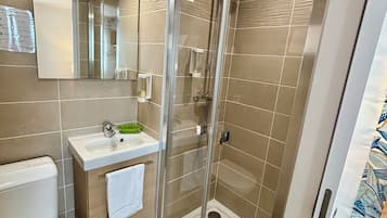 Ropa de cama de alta calidad, escritorio y sistema de insonorización