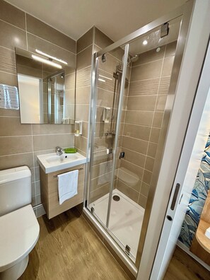 Habitación Confort | Ropa de cama de alta calidad, escritorio, sistema de insonorización