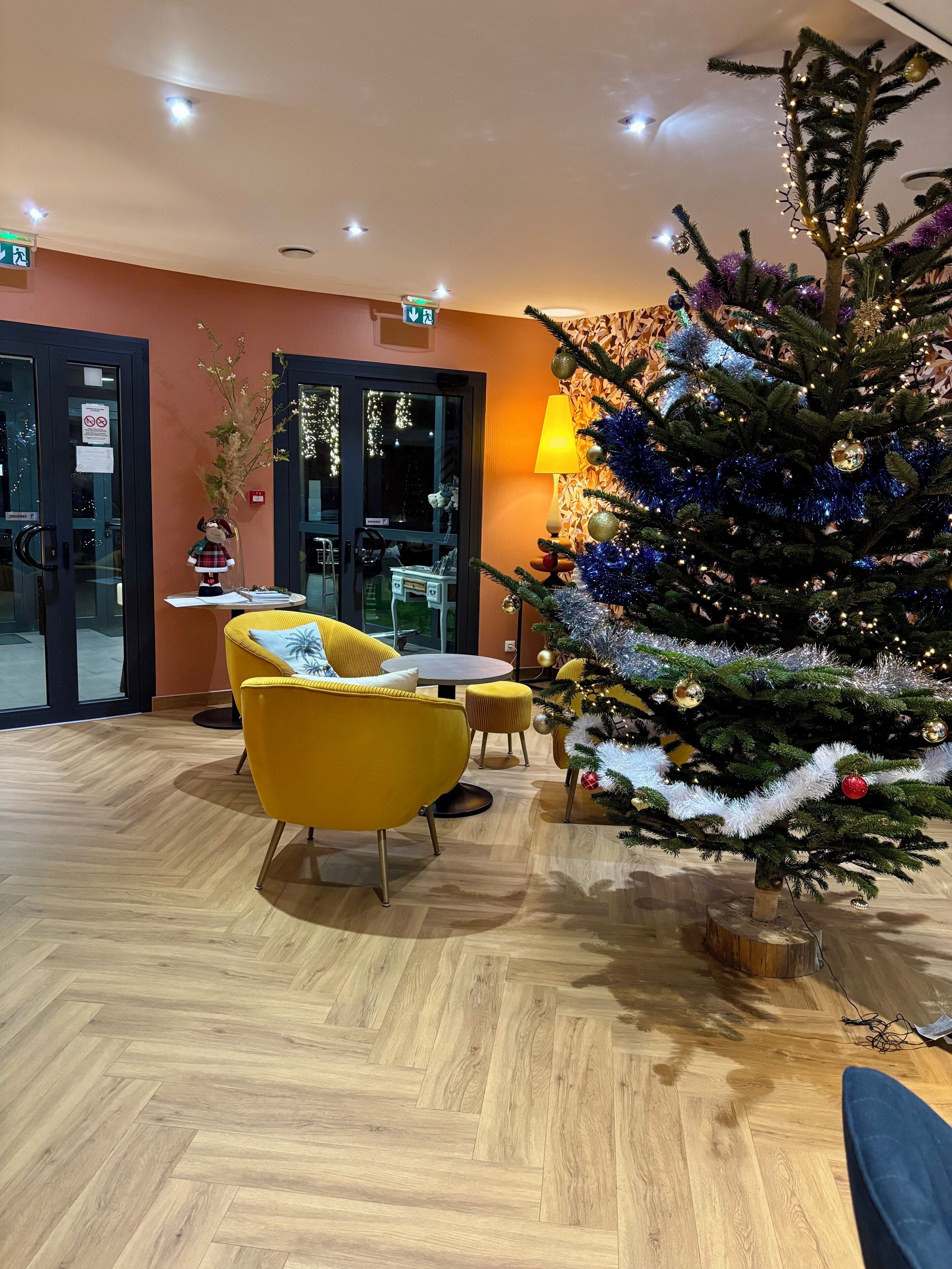 Phòng tiện nghi đơn giản | Bộ đồ giường cao cấp, bàn, phòng cách âm 