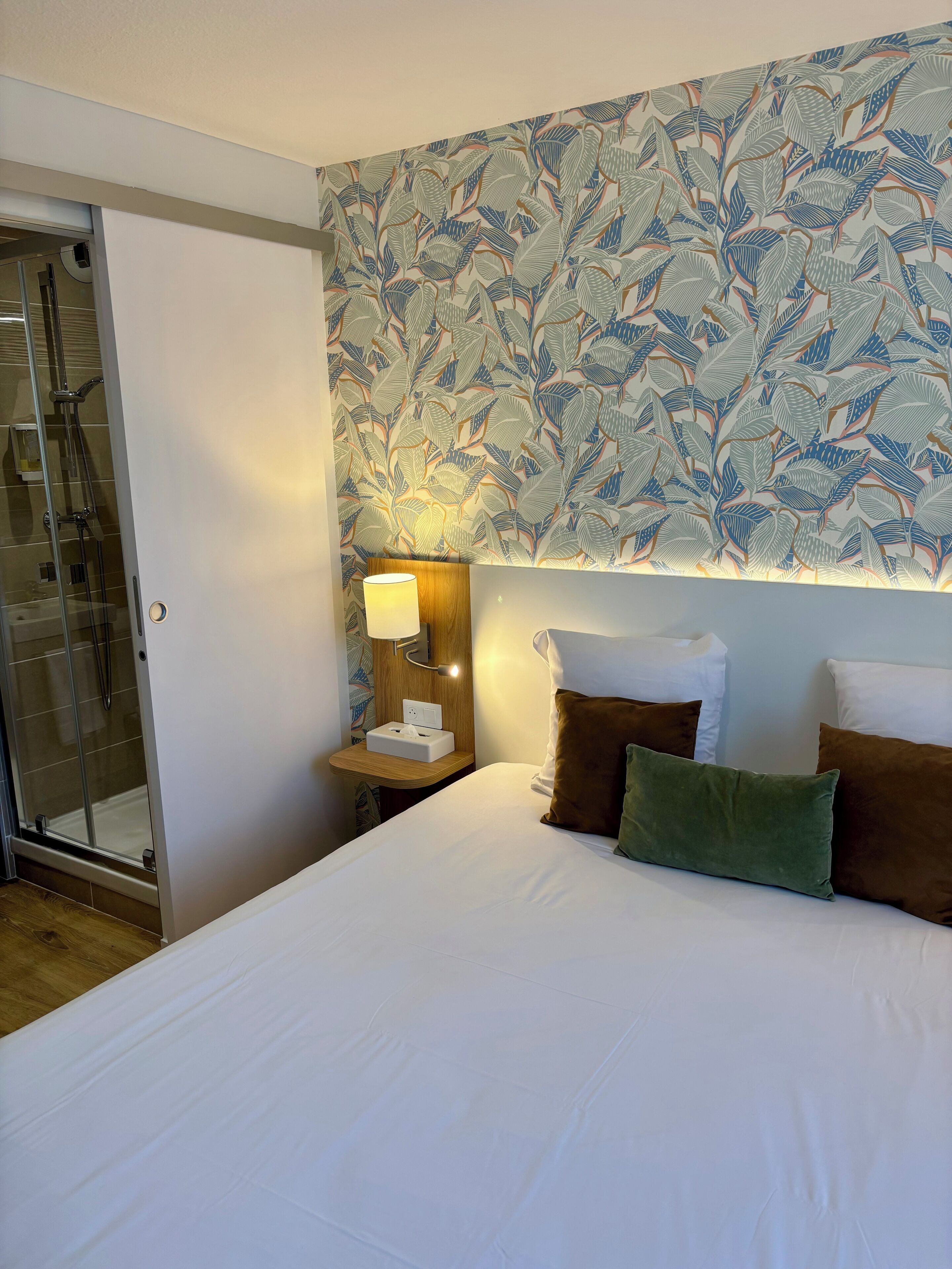 Comfort kamer | Luxe beddengoed, een bureau, geluiddichte muren