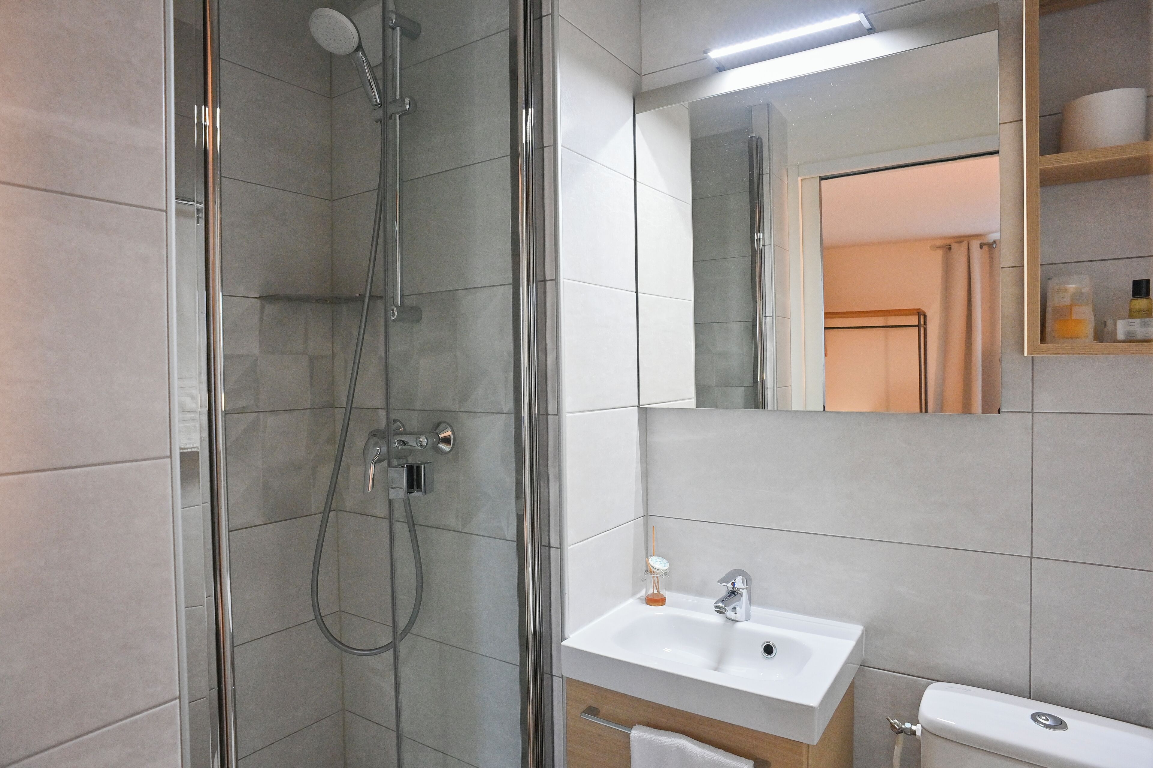 Twin kamer | Badkamer | Een douche, gratis toiletartikelen, een haardroger, handdoeken