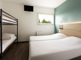 Escritorio, espacio para trabajar con laptop y cortinas blackout