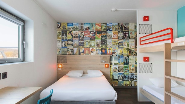 A compact hotel room with a single bed, a desk, and a bunk bed. - hotelF1 Reims Tinqueux (Tinqueux)