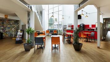 Petit déjeuner continental (5.90 EUR par personne)