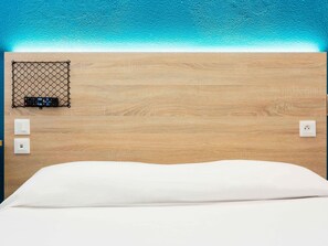 Desk, laptop workspace, blackout curtains, soundproofing - hotelF1 Reims Tinqueux (Tinqueux)