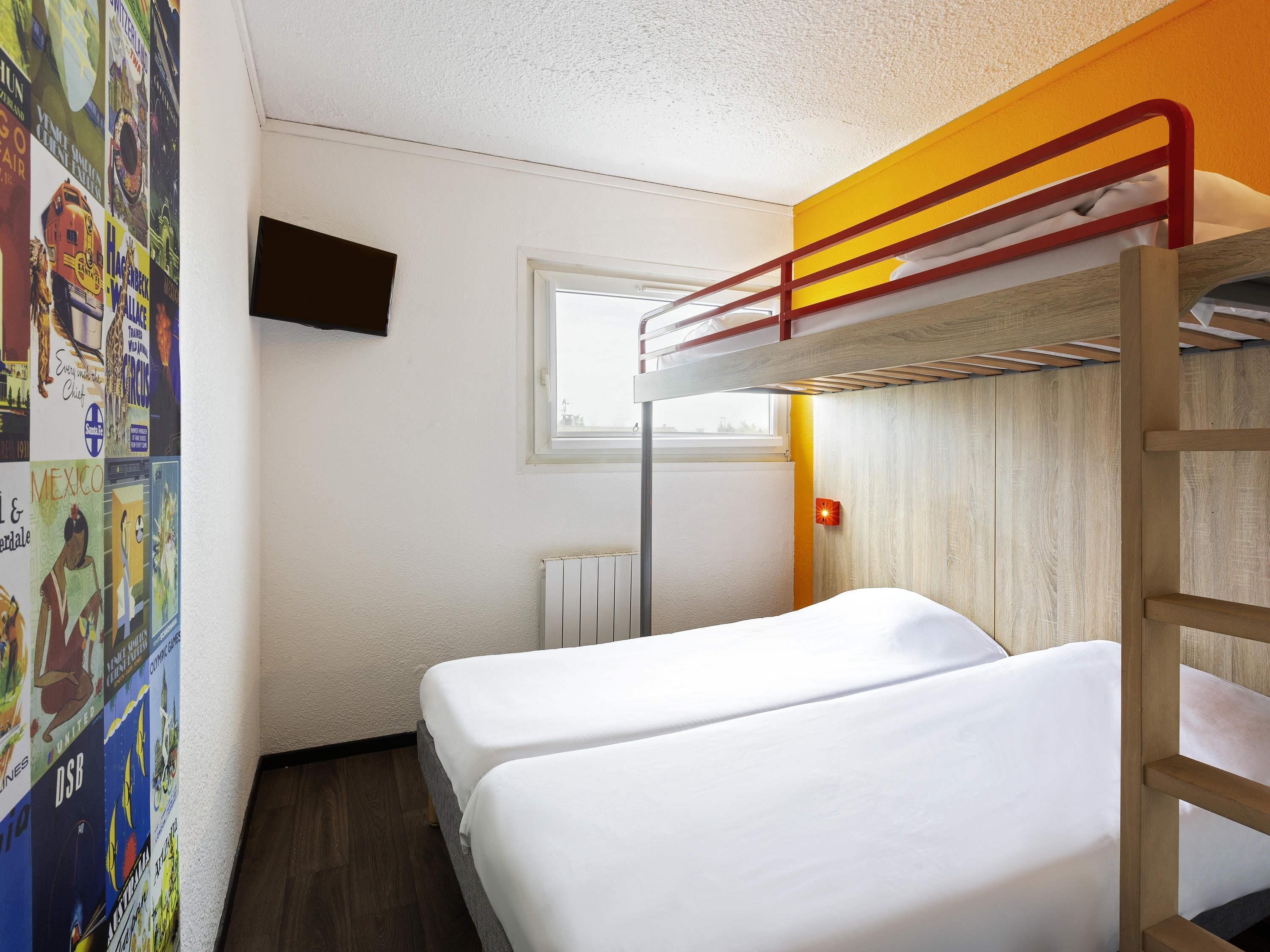 Room, Multiple Beds (Break Room)