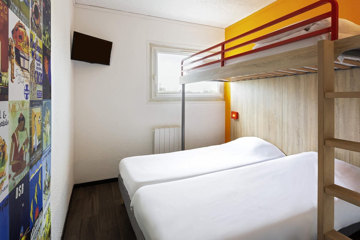 Habitació, diversos llits (Break Room) | Escriptori, espai de treball apte per a portàtils i cortines opaques