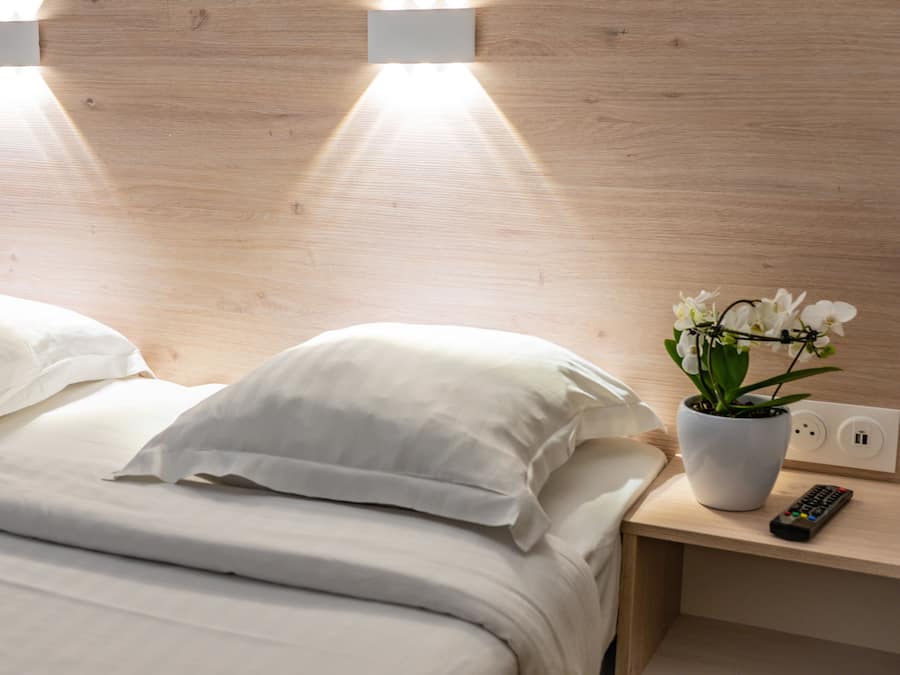 Escritorio, cortinas blackout, cunas gratuitas y wifi gratis