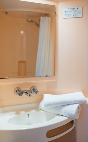 Shower, free toiletries, towels