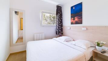 Escritorio, cortinas blackout, cunas gratuitas y wifi gratis