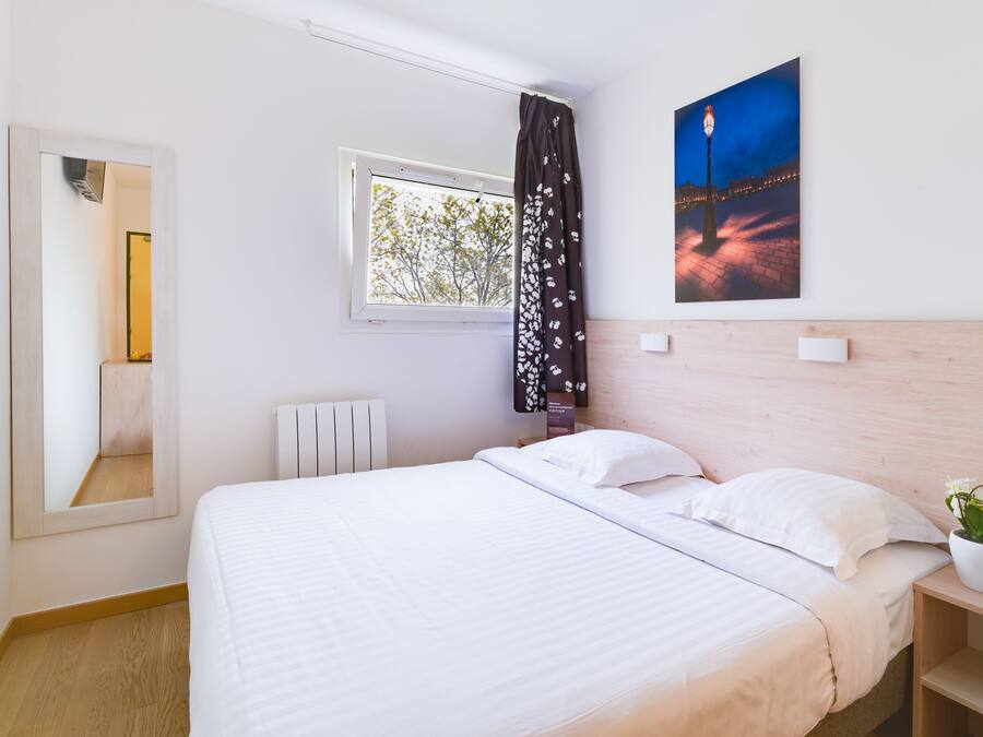 Escritorio, cortinas blackout, cunas gratuitas y wifi gratis